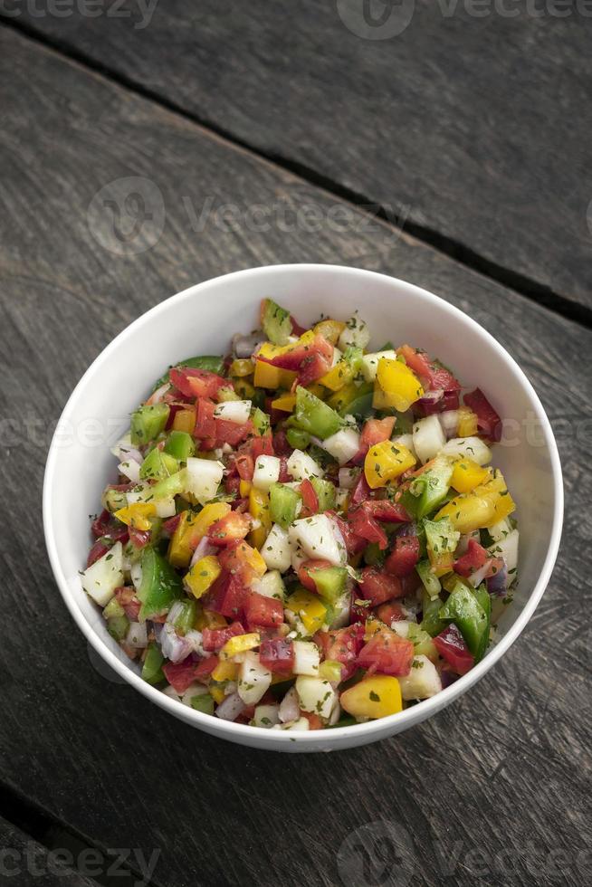 tigela de salada de salsa orgânica em fundo rústico de madeira velha foto