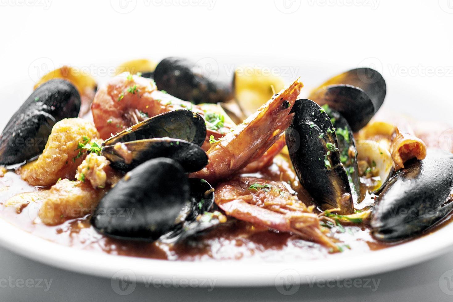 siciliano misto de caldeirada de frutos do mar frescos com camarões, mexilhões, vieiras e amêijoas em molho de tomate apimentado foto