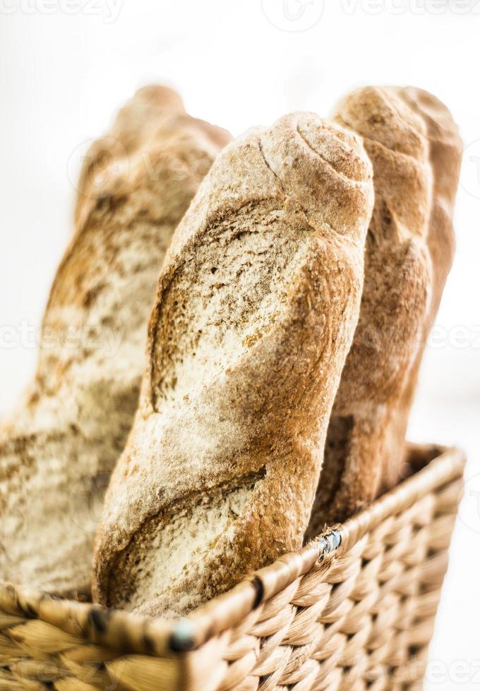 Pão baguete francês orgânico misto em vitrine de padaria rústica foto