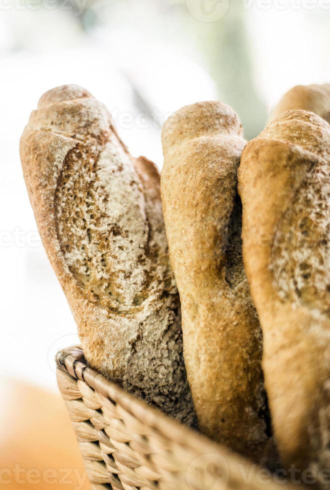 Pão baguete francês orgânico misto em vitrine de padaria rústica foto