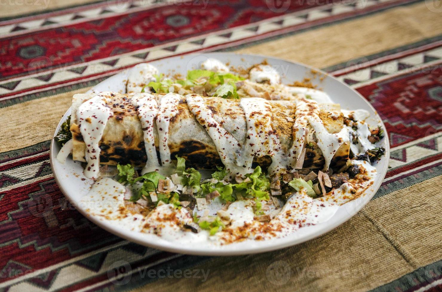 kebeb shawarma giroscópio frango embrulhado prato lanche com molho de alho e especiarias foto