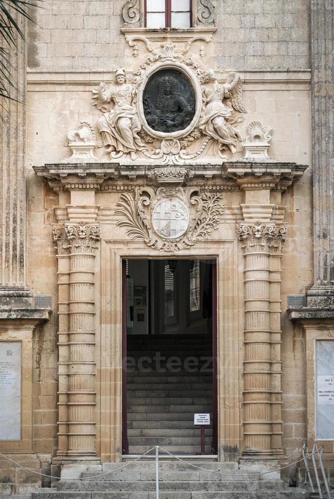 detalhe da arquitetura tradicional da porta de casa na cidade velha de Rabat Malta foto