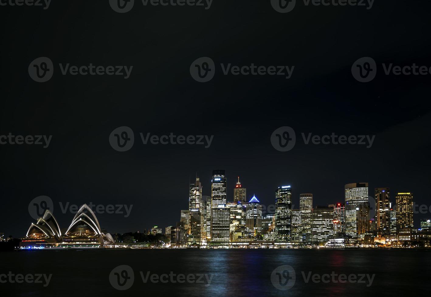 vista da área do porto da cidade de Sydney na Austrália à noite foto