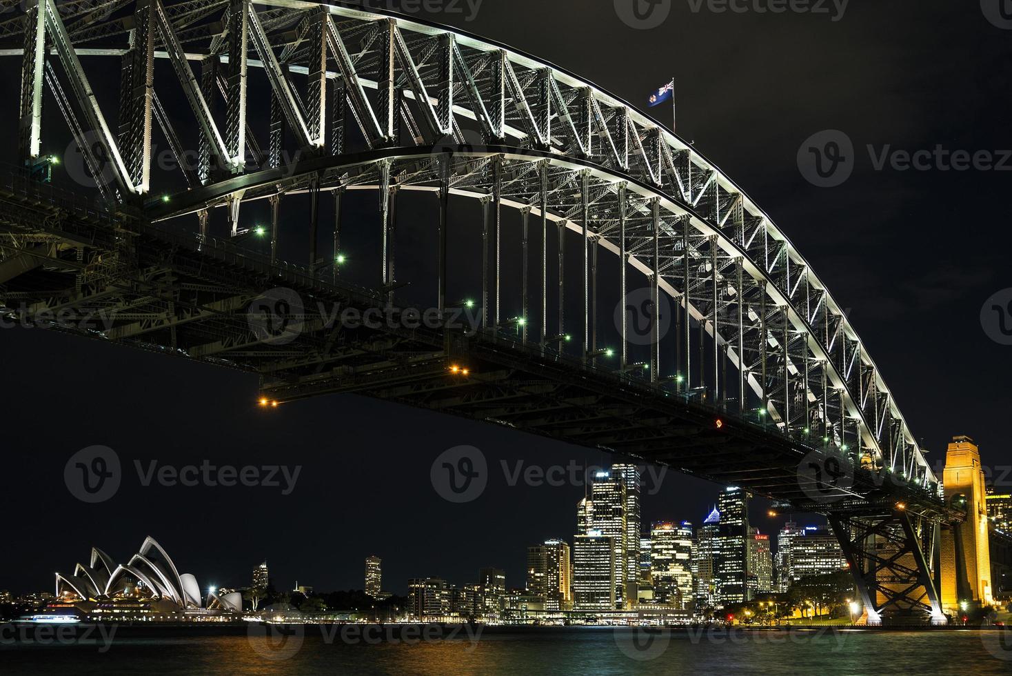 vista da área do porto da cidade de Sydney na Austrália à noite foto