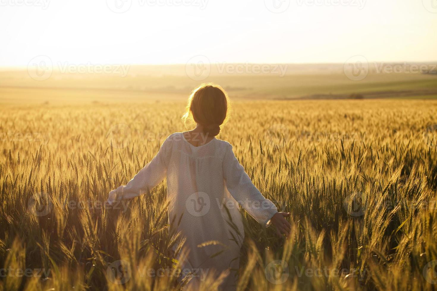 mulher em um campo de trigo foto