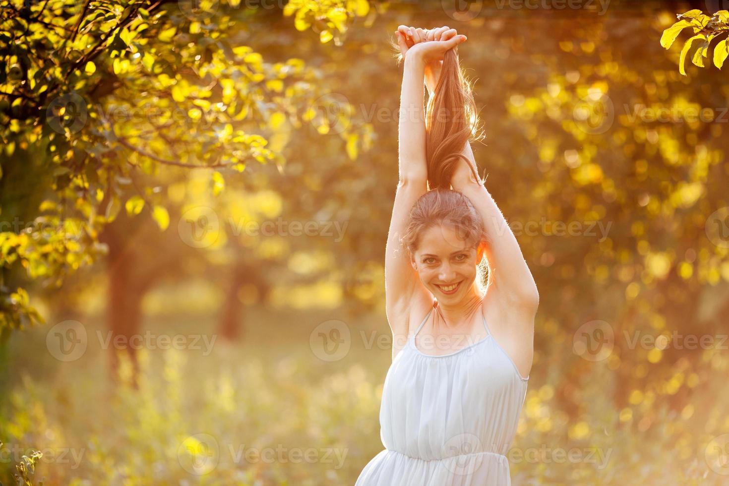 jovem feliz no verão no jardim foto