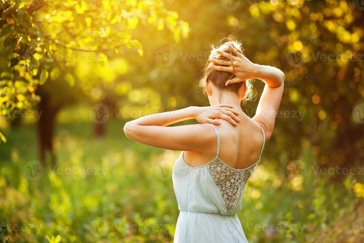 jovem de vestido azul aproveitando o sol foto