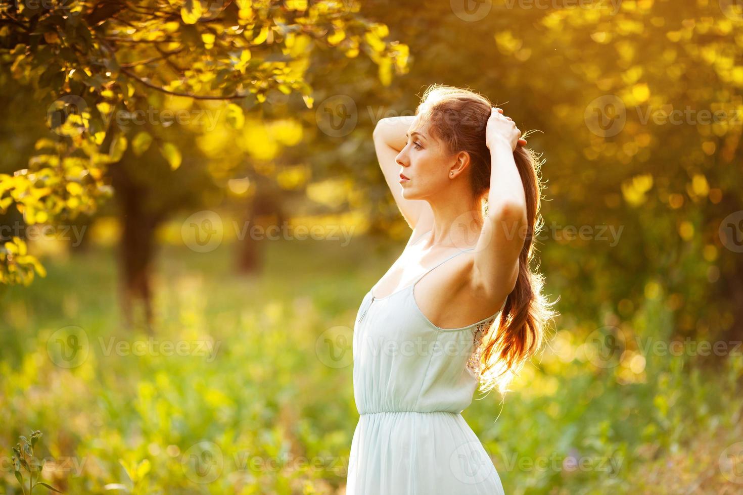 jovem mulher vestida em jardim de verão foto