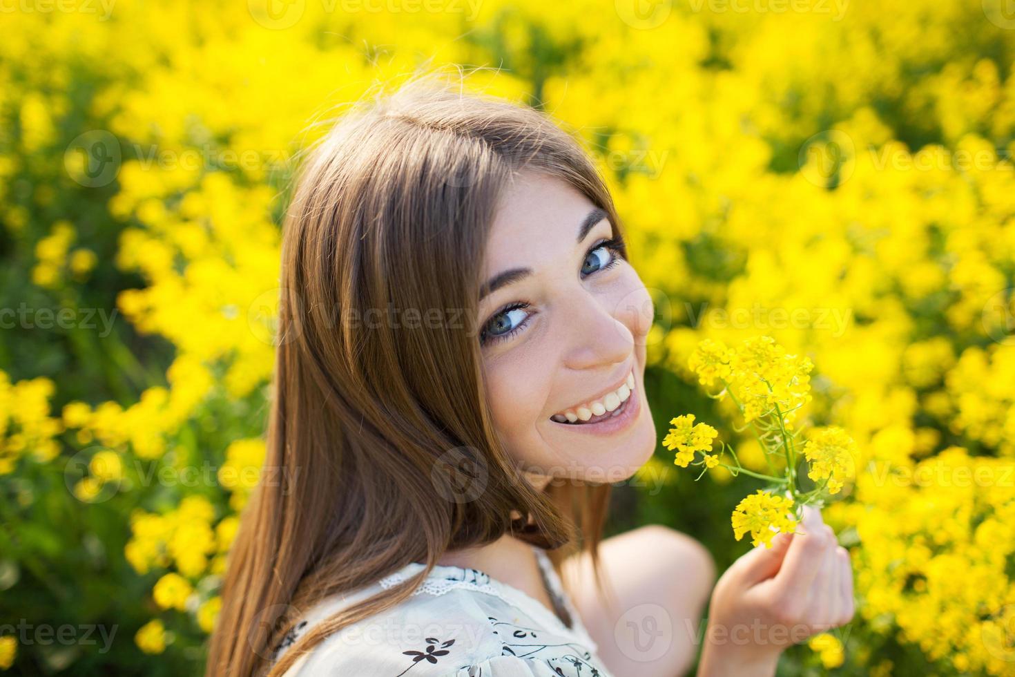 menina alegre com uma flor amarela foto