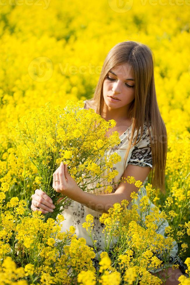 linda garota com um buquê no campo foto