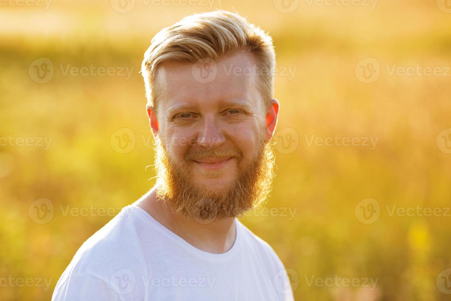 homem sorridente com uma grande barba ruiva foto