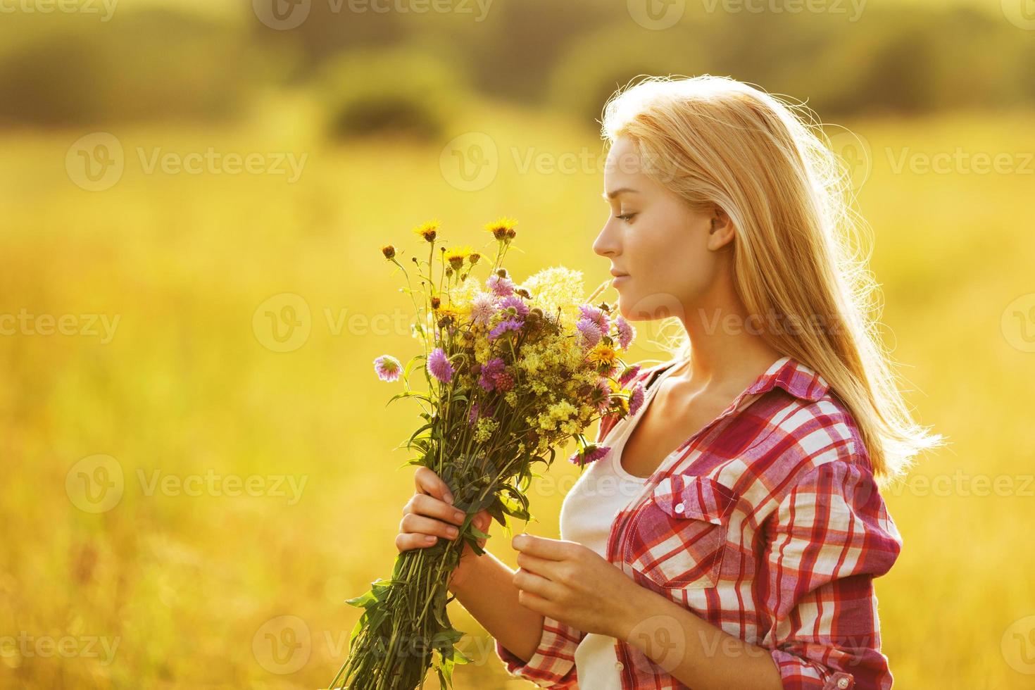 garota feliz com um buquê de flores silvestres foto