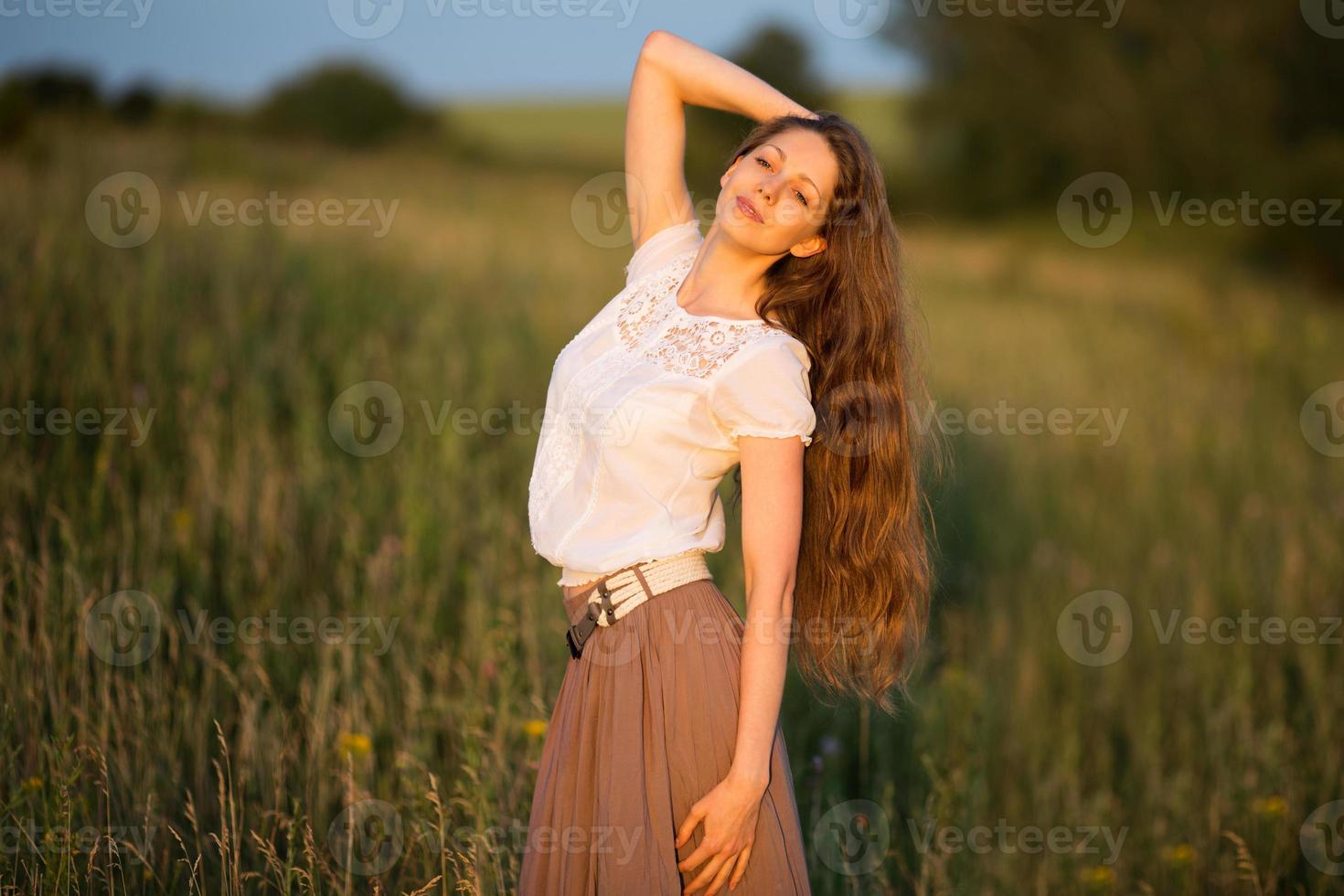 mulher feliz com cabelo comprido à noite foto