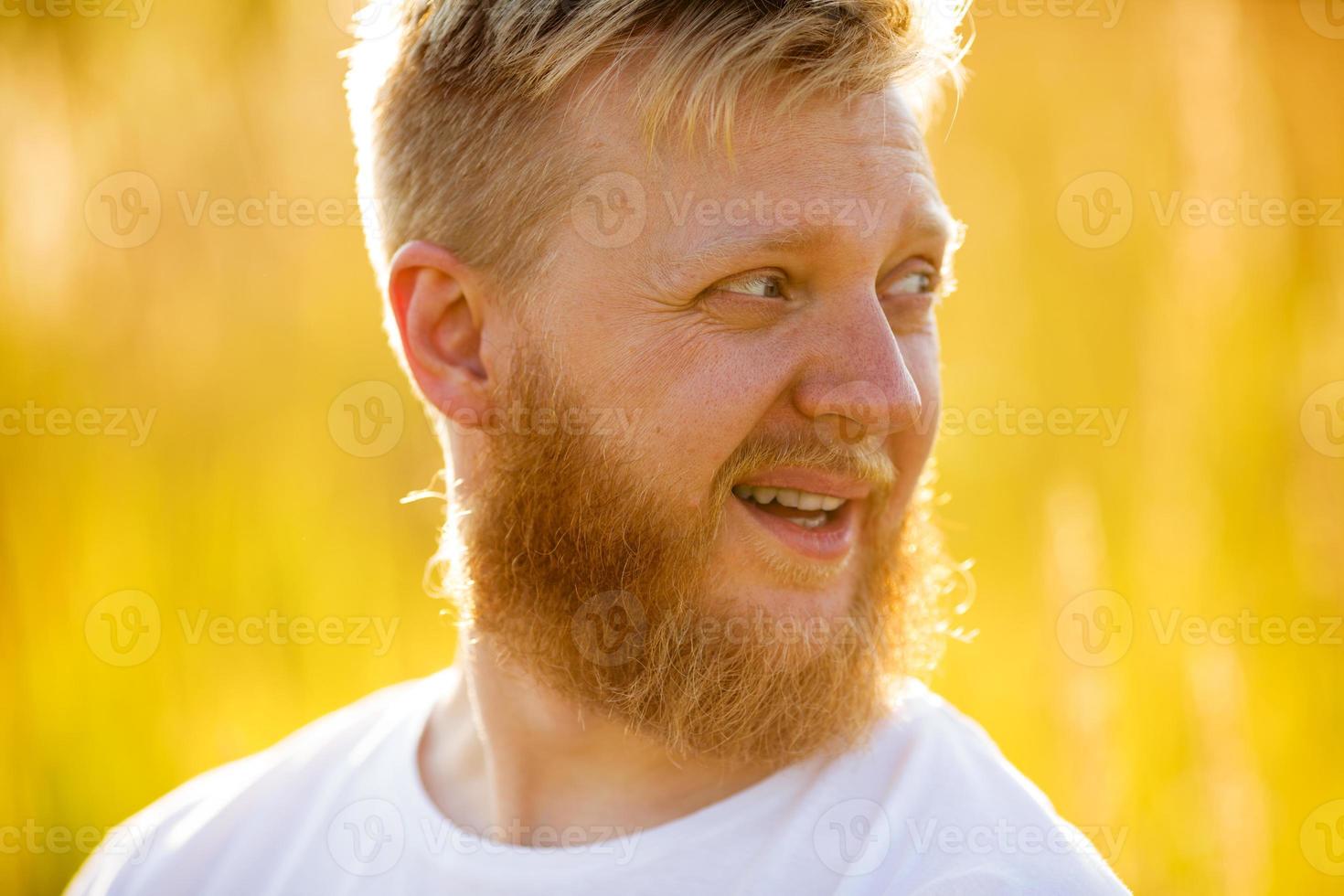 homem barbudo loiro alegre foto