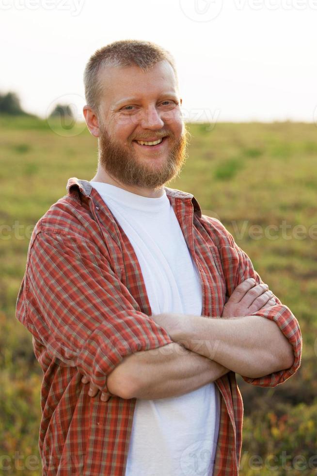 feliz homem de barba vermelha em uma camisa foto