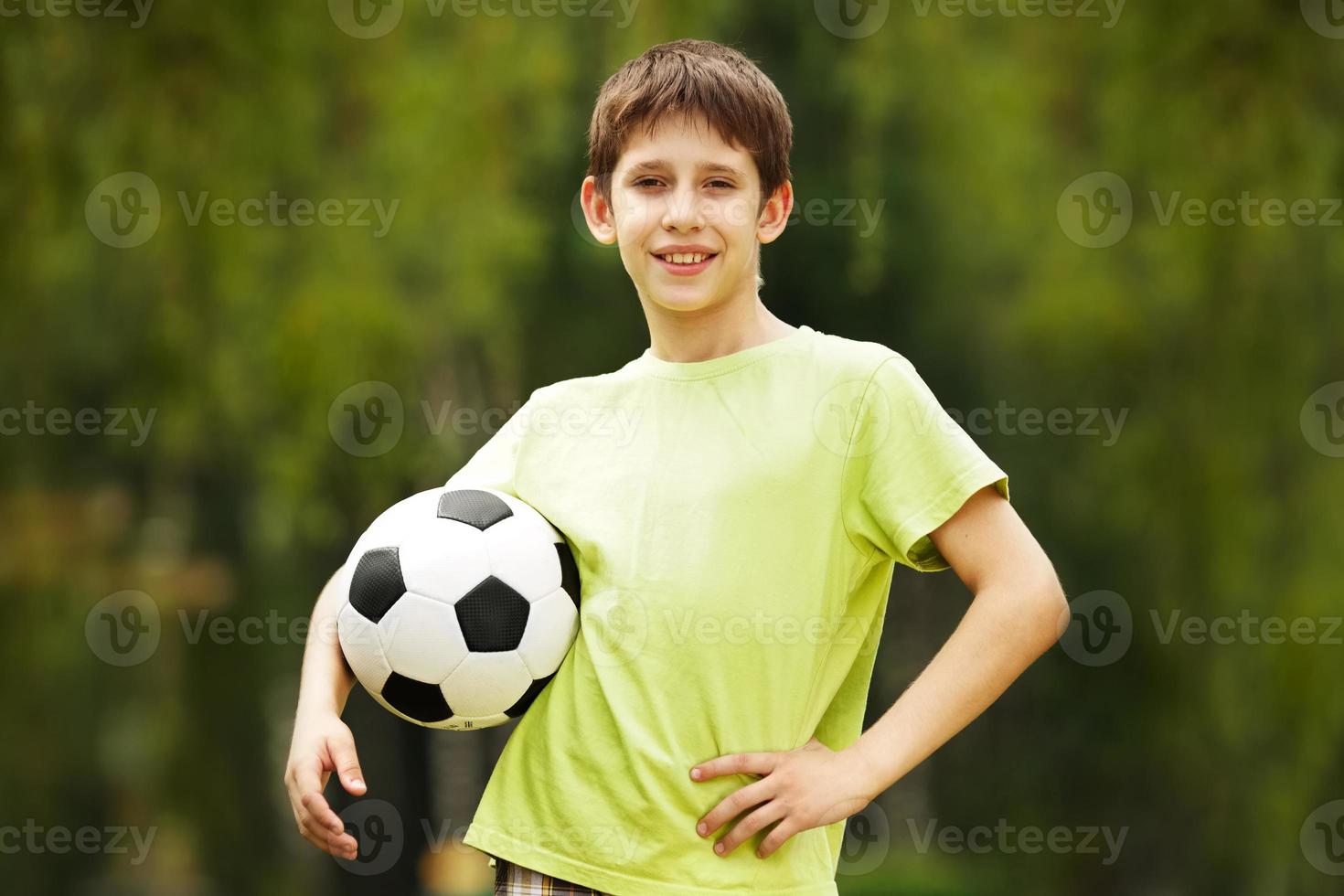 menino feliz com uma bola de futebol foto