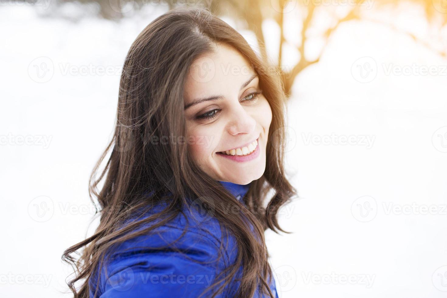 retrato de uma linda e feliz garota de cabelos compridos foto