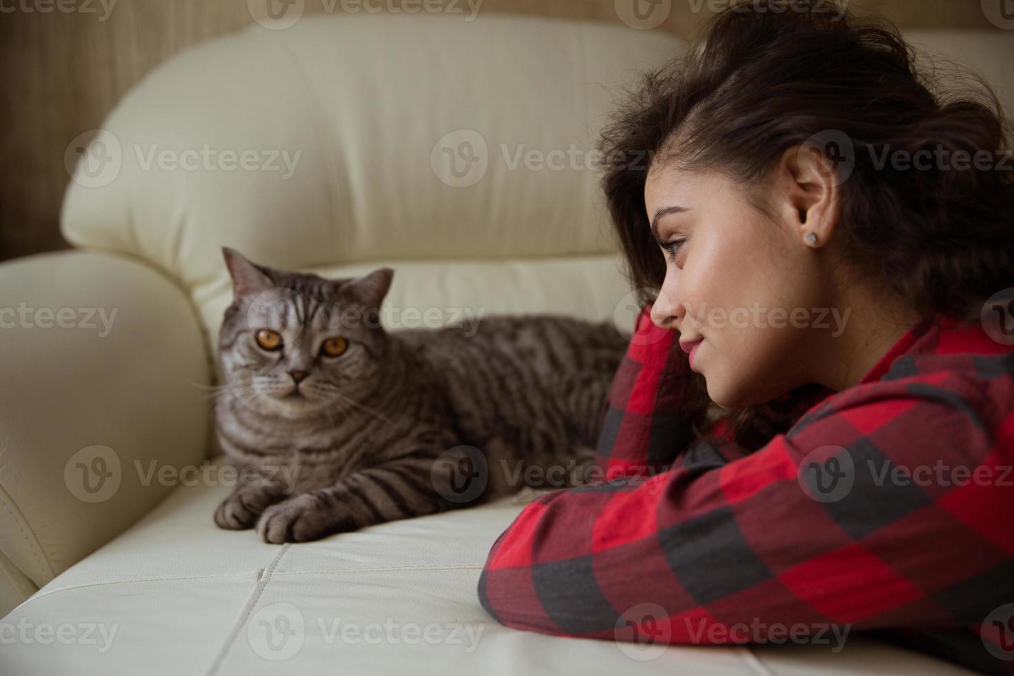 menina e um grande gato de raça pura cinza foto