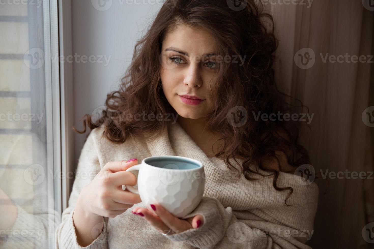 linda garota com uma xícara de café foto