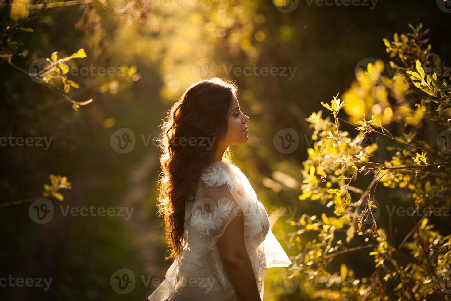 mulher no jardim ao pôr do sol foto