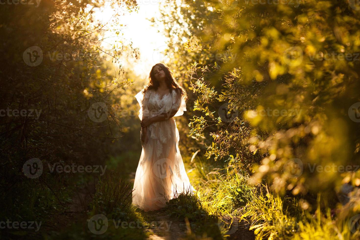 garota de vestido ao pôr do sol foto