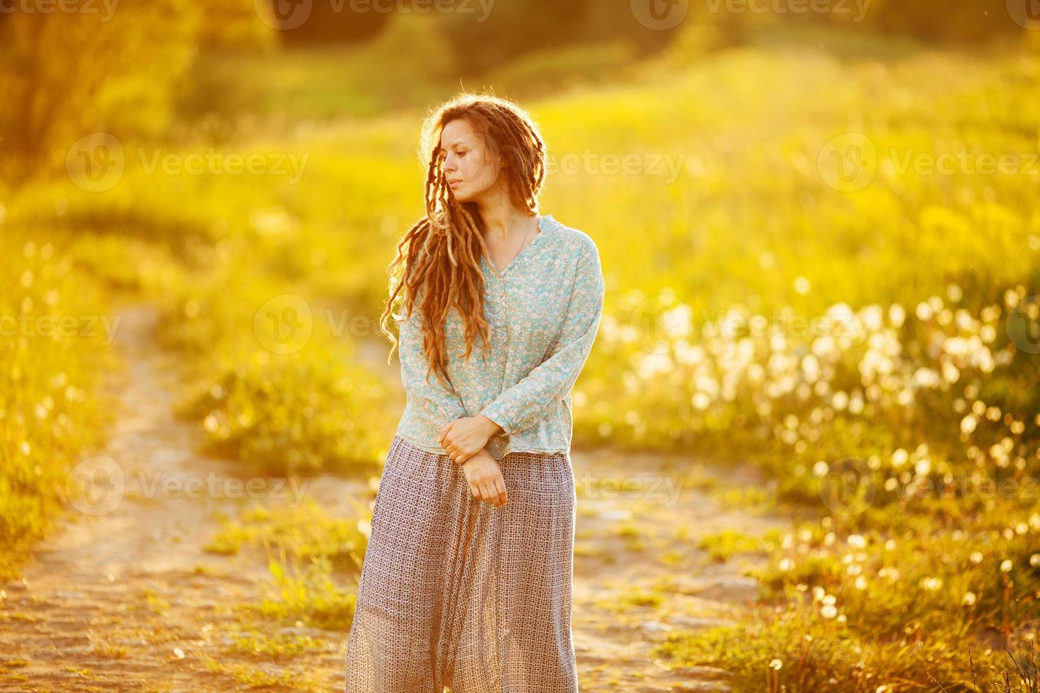 jovem mulher com dreadlocks foto