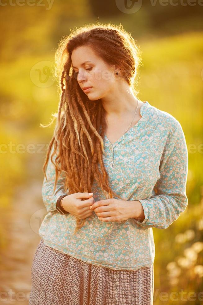 retrato de uma jovem mulher bonita foto