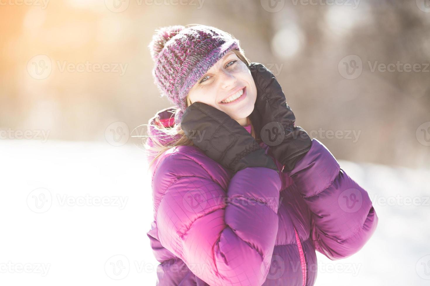 retrato de uma jovem mulher feliz foto