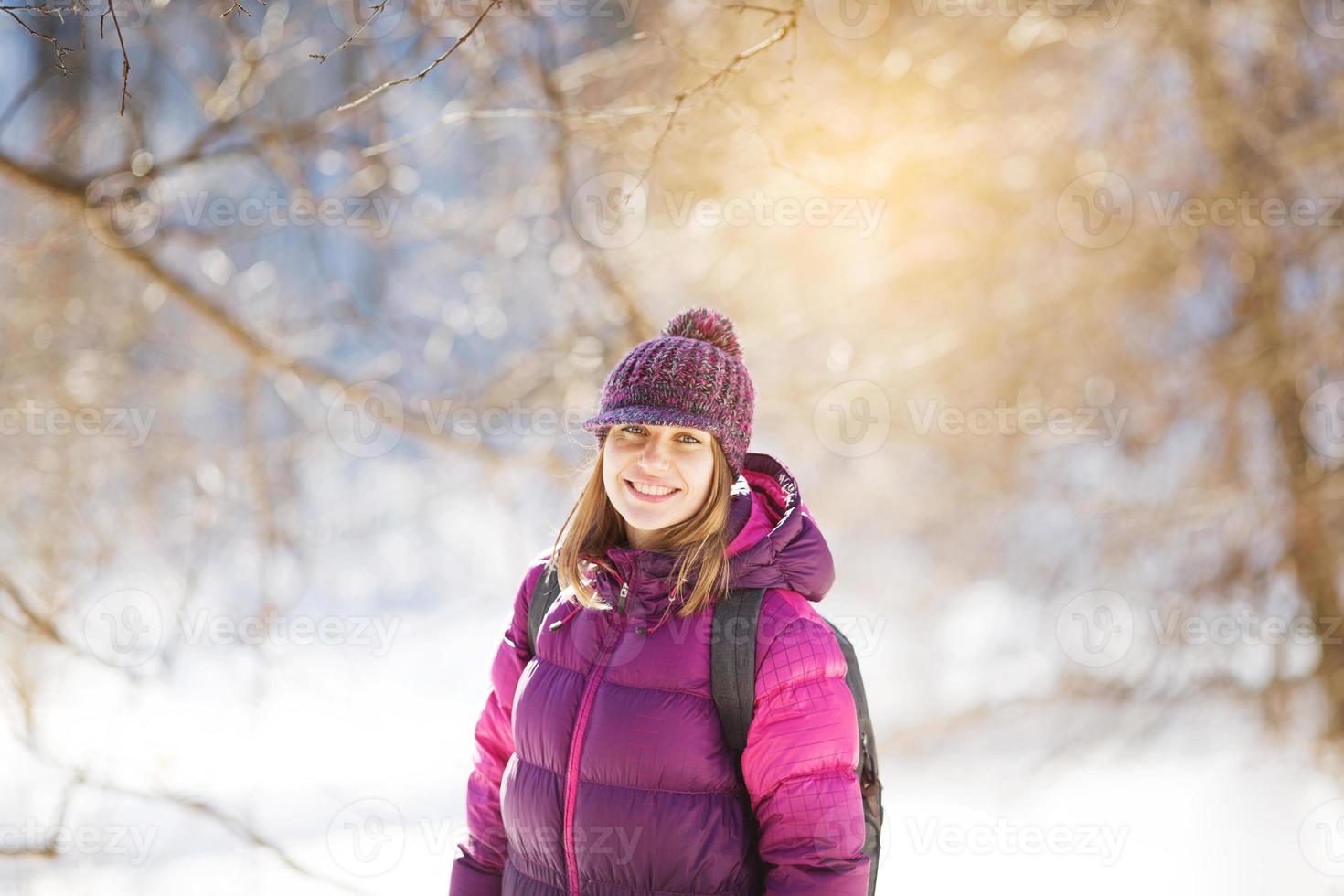 garota de chapéu fica na floresta de inverno foto