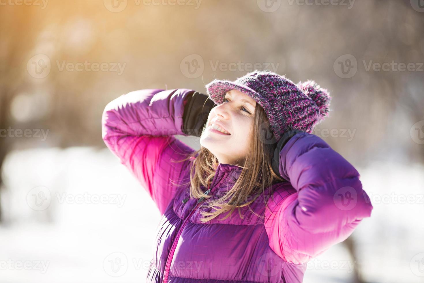 garota feliz com um chapéu ao sol foto