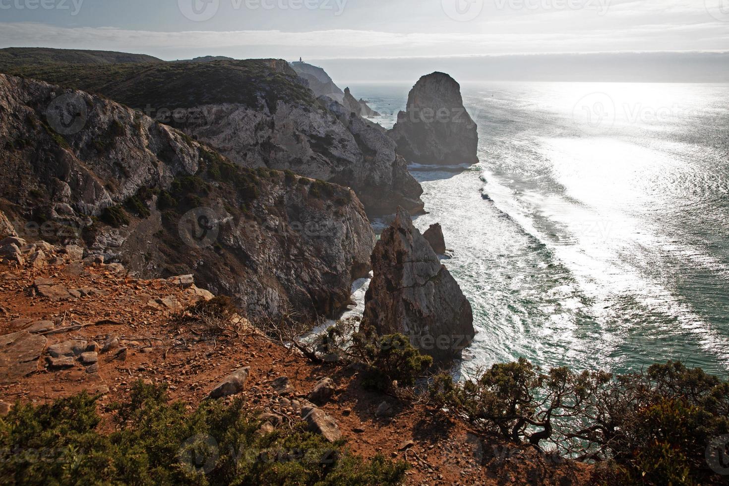 paisagem com costa rochosa e oceano atlântico foto