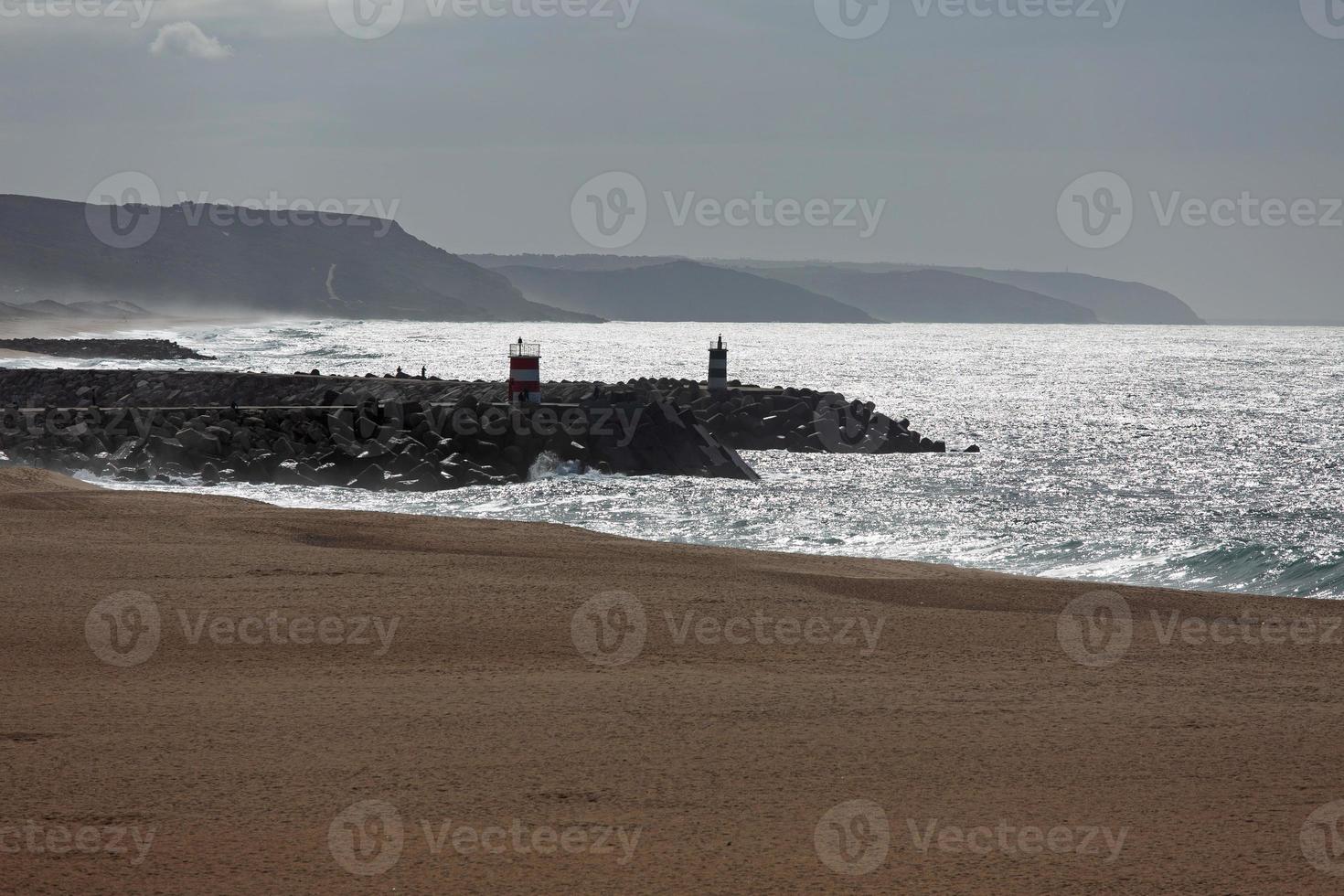 paisagem com oceano e montanhas ao longe foto