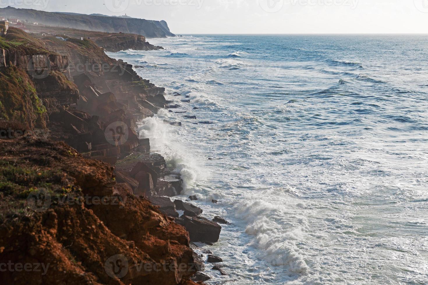 paisagem com a costa do oceano atlântico foto