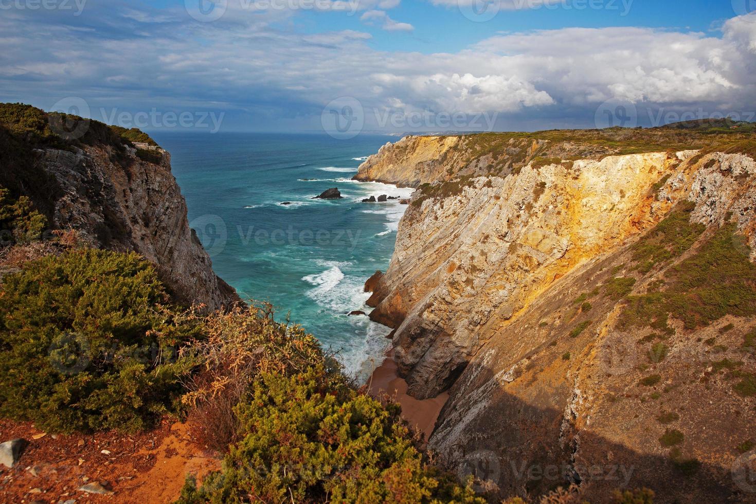 paisagem com costa rochosa e o oceano foto