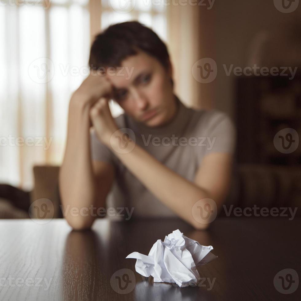 carta na mesa na frente de uma garota foto