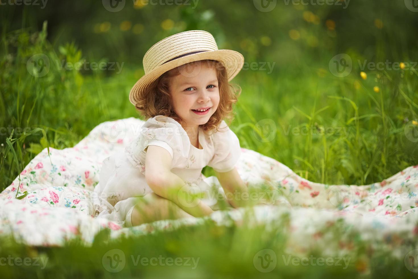 menina feliz está sentada e descansando foto