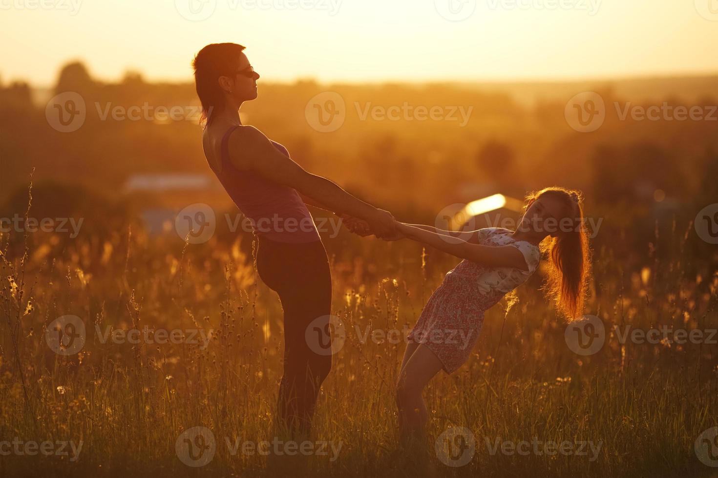 feliz mãe e filha em um campo foto