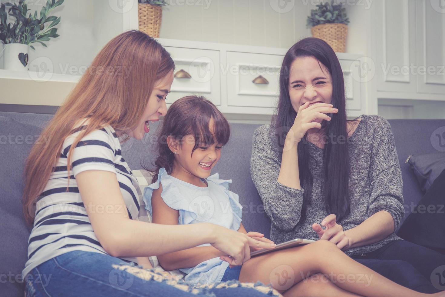 família e criança, tendo tempo juntos, aprendendo com o uso do tablet. foto