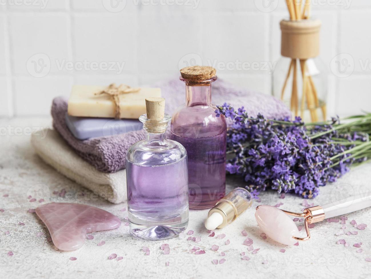 cosmético de ervas naturais com flores de lavanda foto