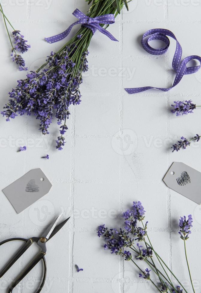 flores de lavanda, tesoura e fita foto