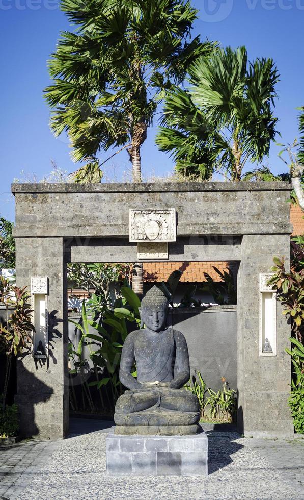 estátua balinesa de Buda de pedra tradicional e porta de entrada em Bali, Indonésia foto