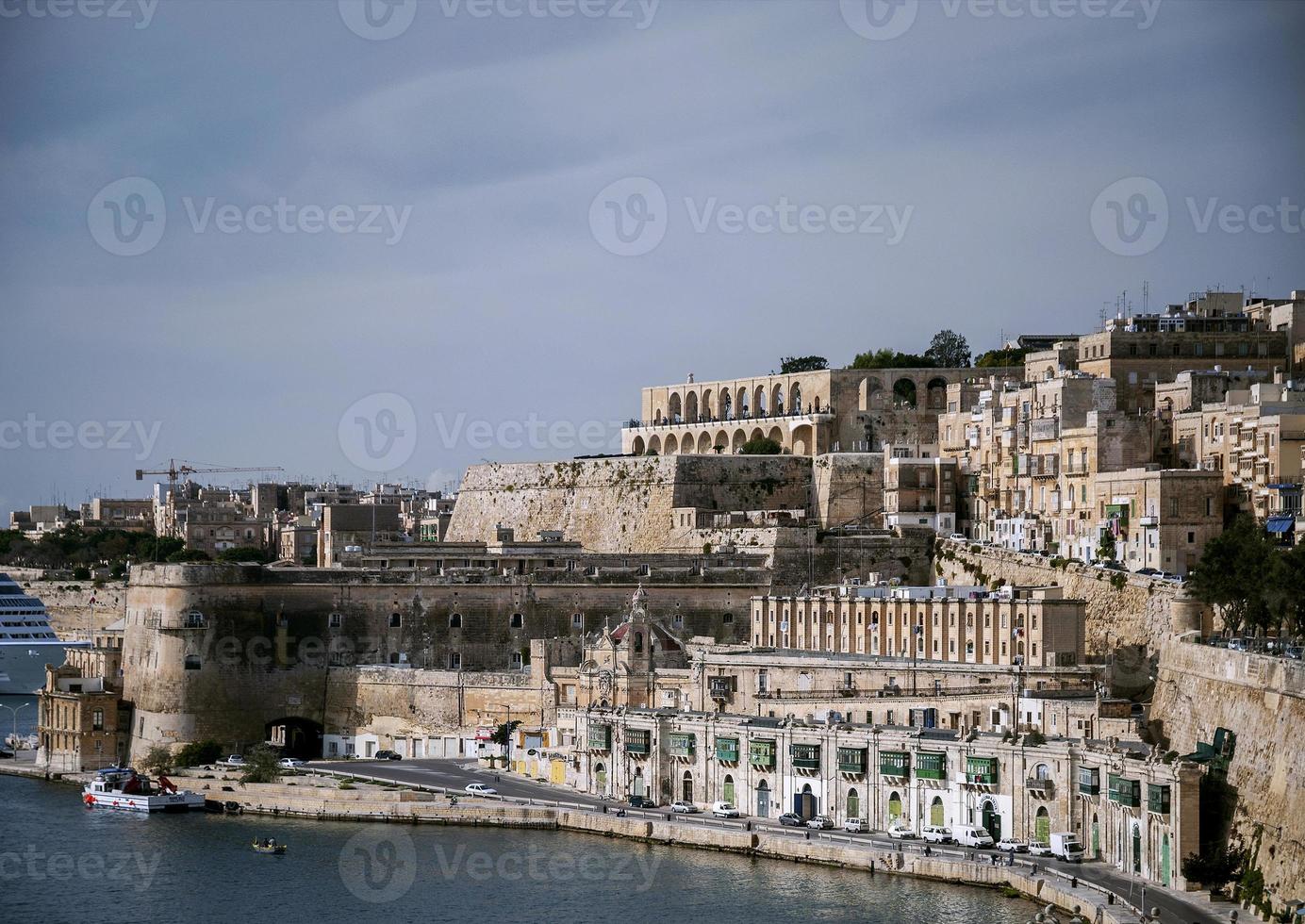 la valletta, famosa cidade velha, fortificações, arquitetura, vista panorâmica, em malta foto