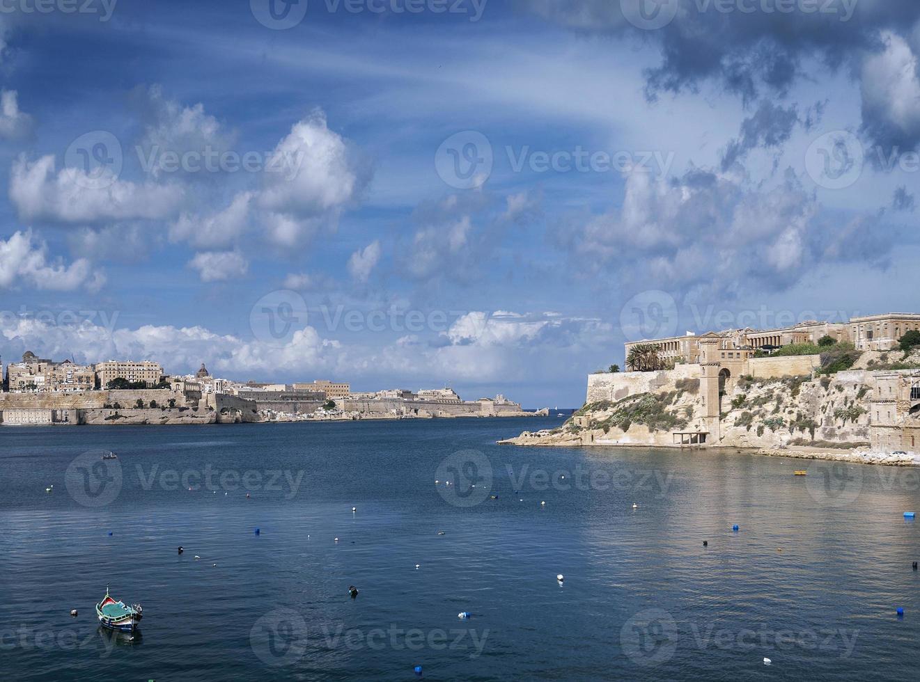 la valletta, famosa cidade velha, fortificações, arquitetura, vista panorâmica, em malta foto