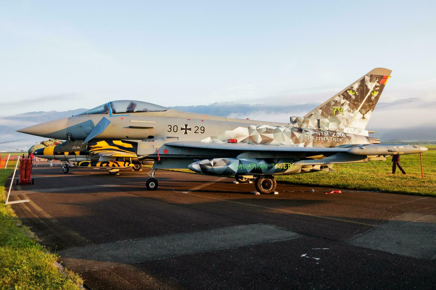 militares lutador jato avião às ar base. ar força voar Operação. aviação e aeronaves. ar defesa. militares indústria. mosca e vôo. foto