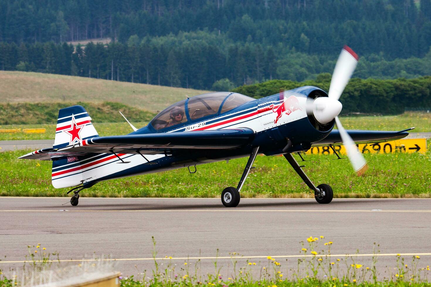 civil avião às aeroporto. aviação e aeronaves. comercial e geral aviação. aviação indústria. mosca e vôo. foto