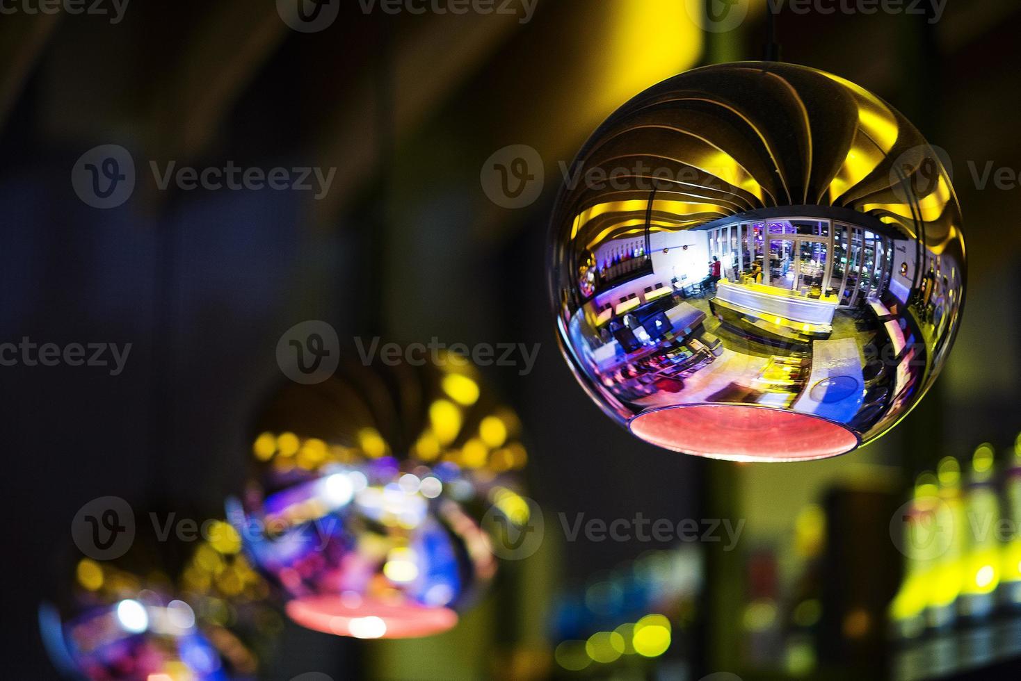 detalhes de lâmpada prateada com design de interiores contemporâneo em um bar moderno e moderno à noite foto