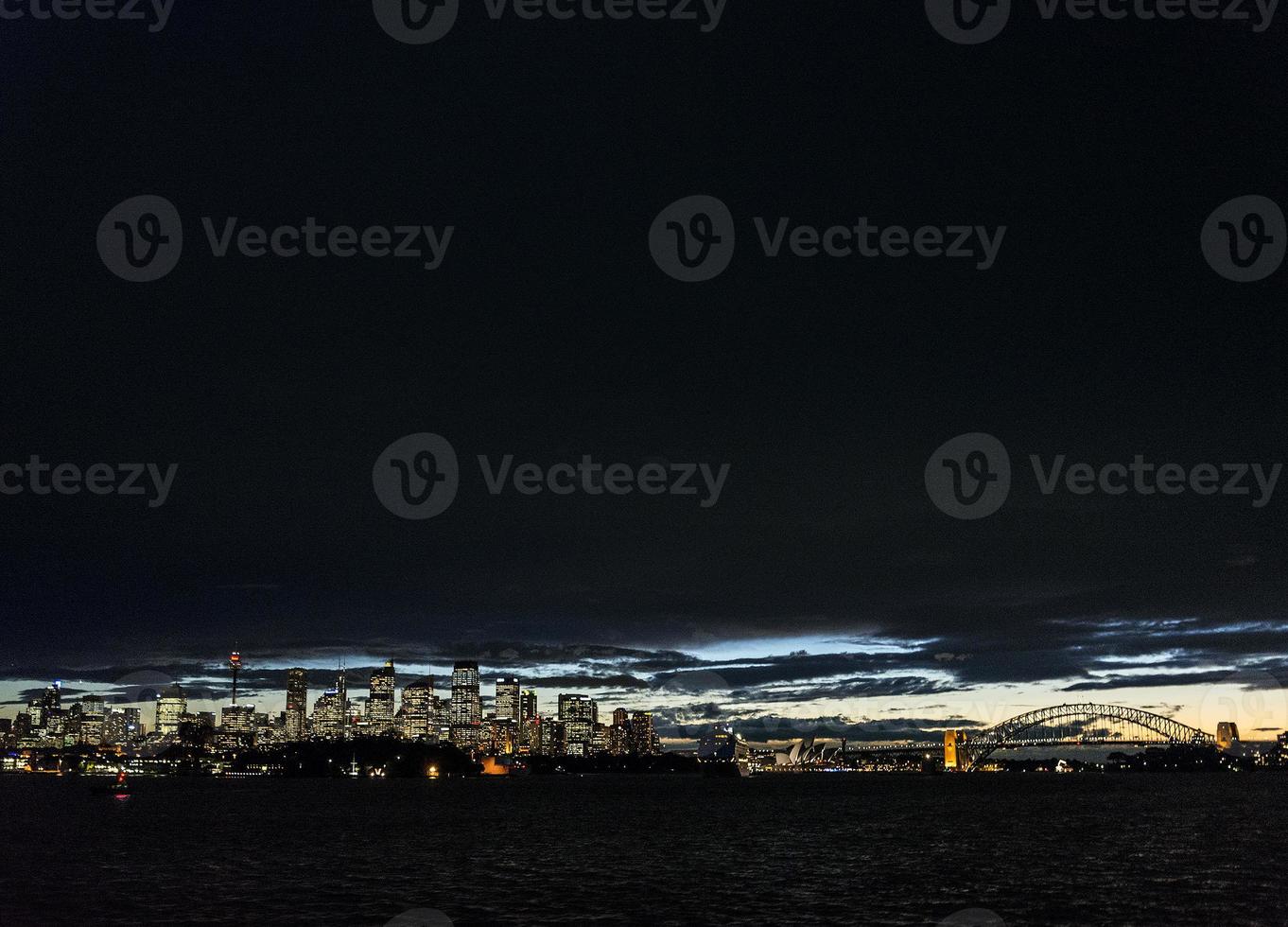 vista da área do porto da cidade de Sydney na Austrália ao pôr do sol foto