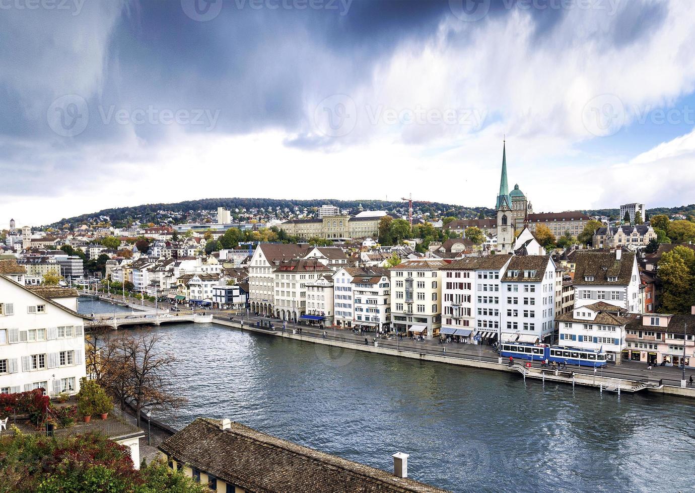 rio limmat no centro de Zurique, altstadt, marco histórico, área da cidade velha foto