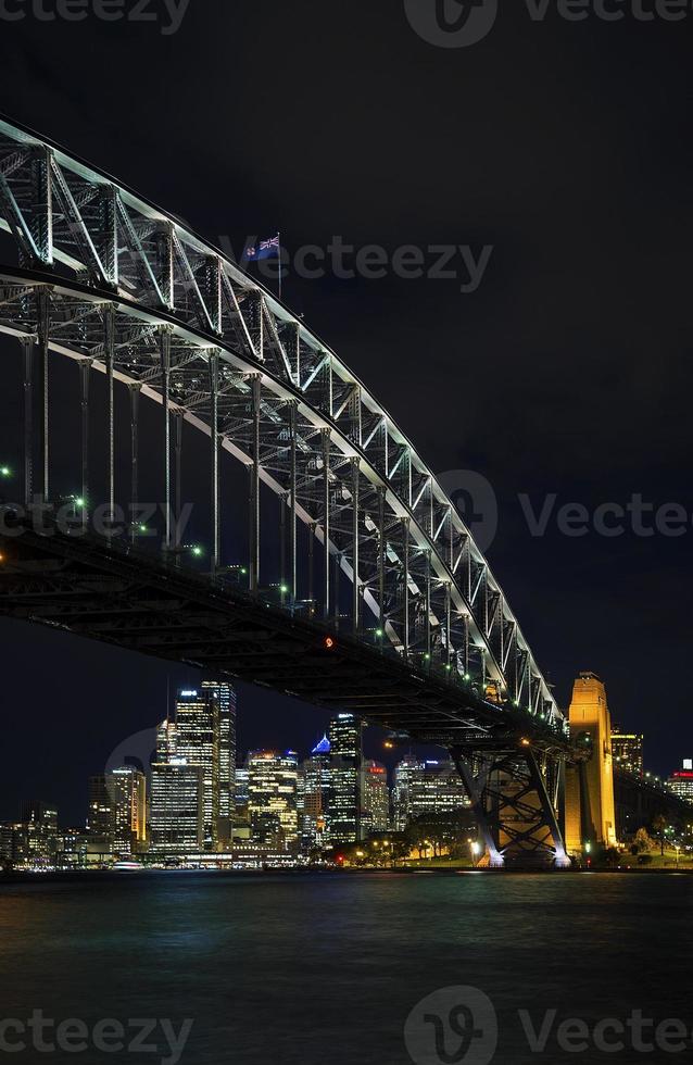 famosa ponte do porto de sydney e marcos do horizonte cbd na austrália à noite foto