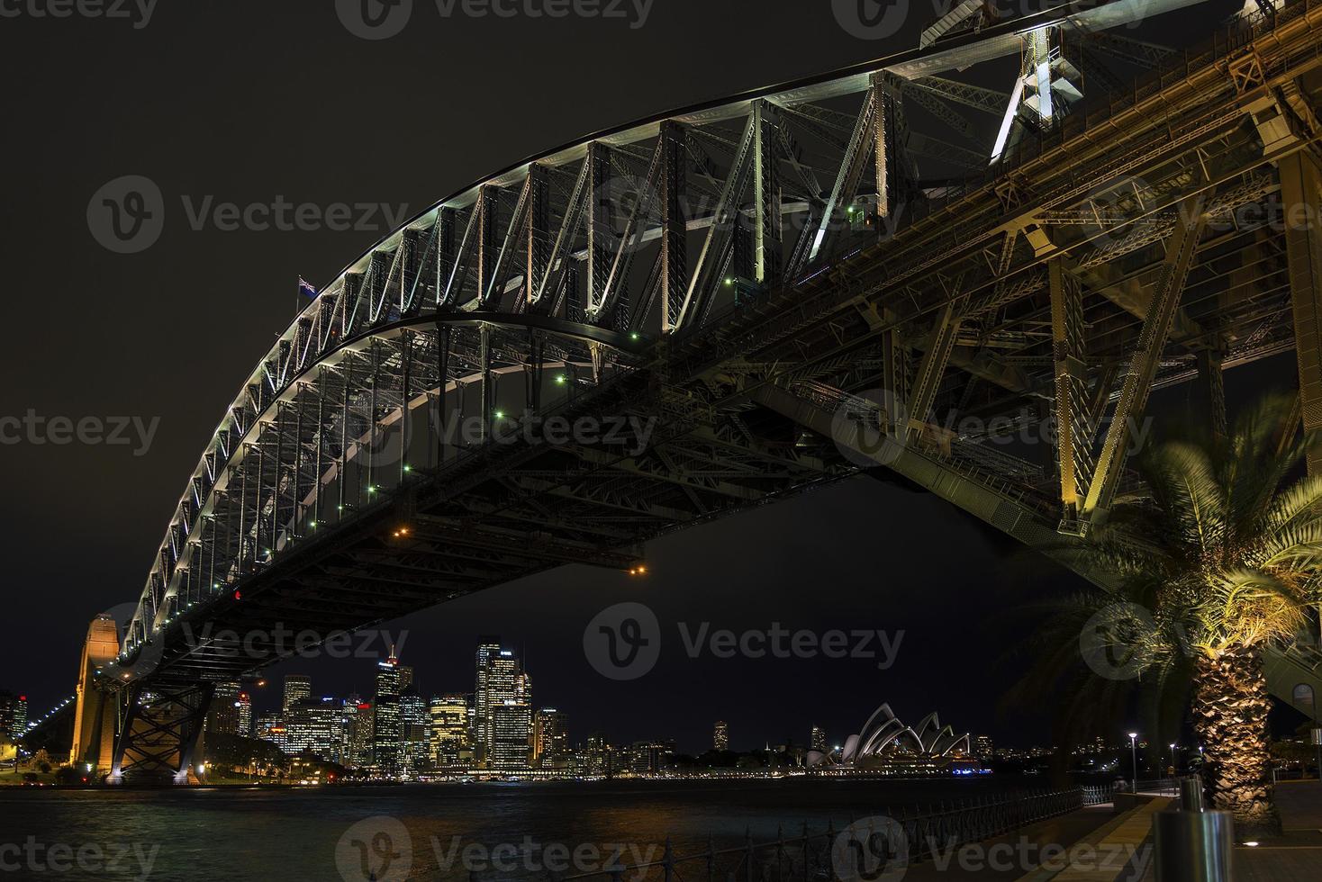 famosa ponte do porto de sydney e marcos do horizonte cbd na austrália à noite foto